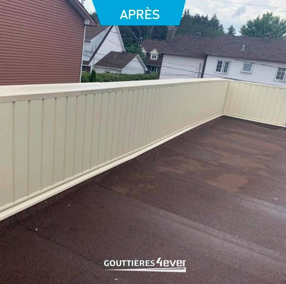 Un balcon avec une balustrade blanche et un panneau indiquant après