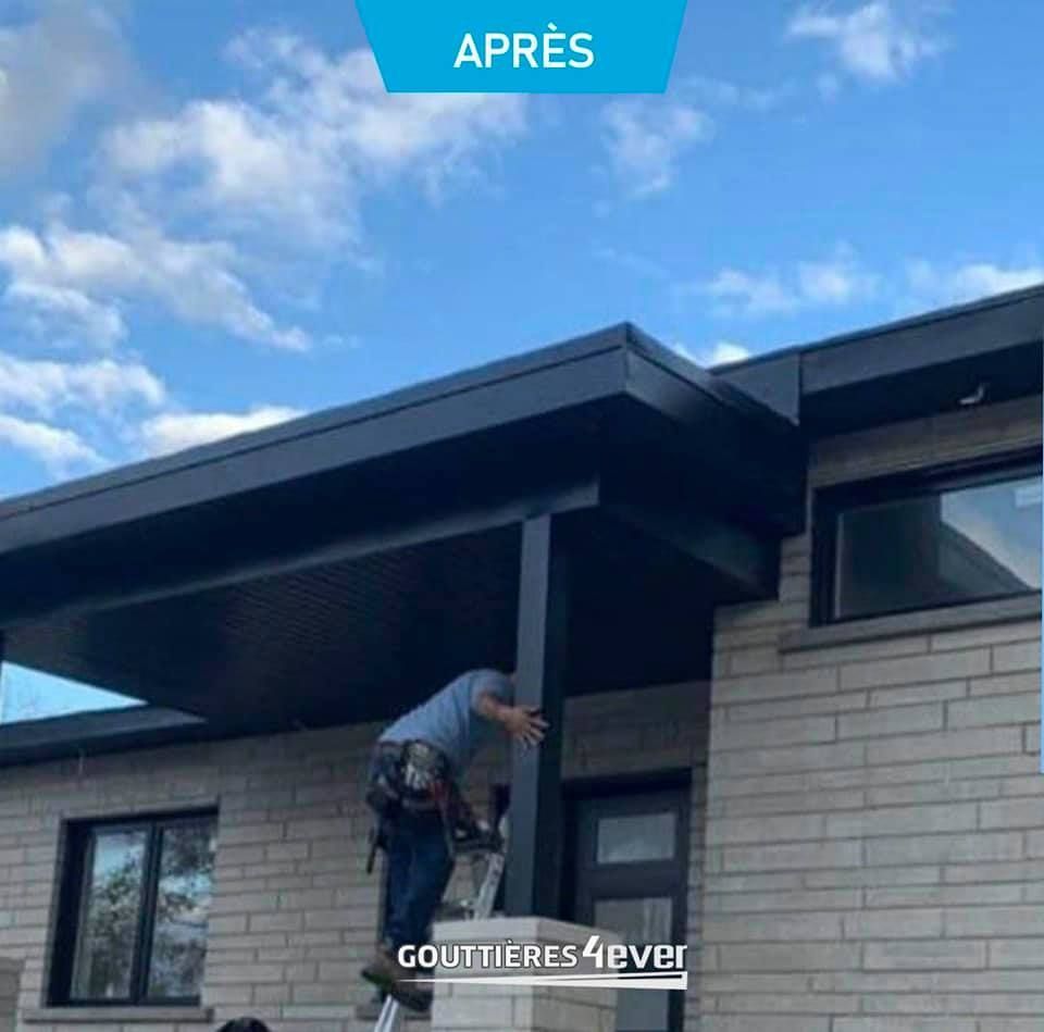 Un homme se tient sur une échelle devant une maison en briques.