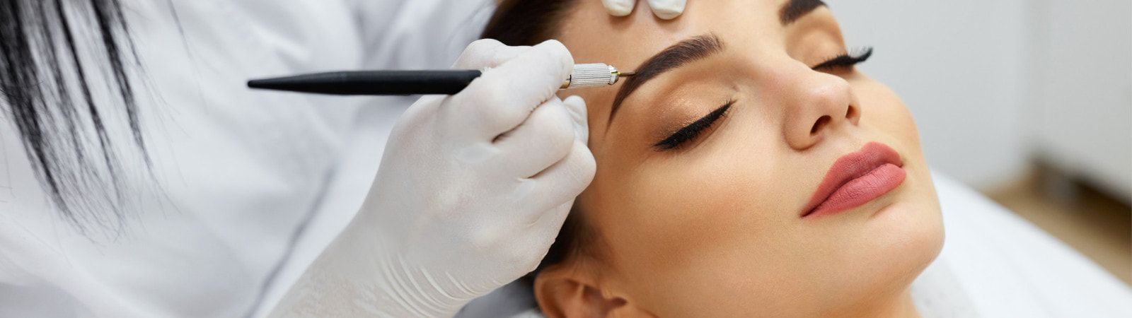Eyebrow feathering cosmetic tattooing