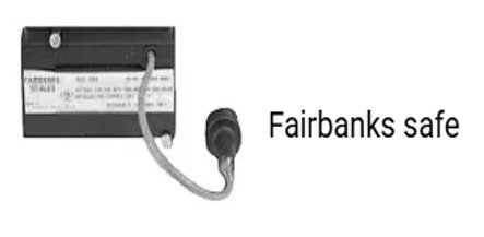 Dispositivo rectangular negro con cable gris adjunto y texto 