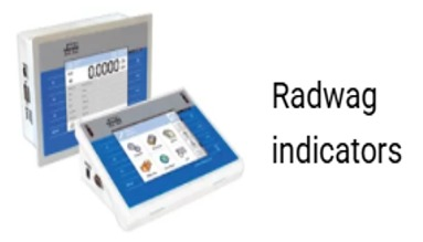 Dos indicadores de pesaje Radwag, uno que muestra un valor de peso y el otro una pantalla táctil.