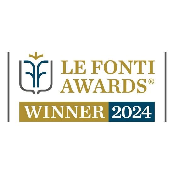 Logo del vincitore del premio LE FONTI 2024 in oro, blu e bianco