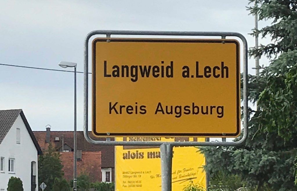 Ein gelbes Schild mit der Aufschrift Langweid a Lech Kreis Augsburg