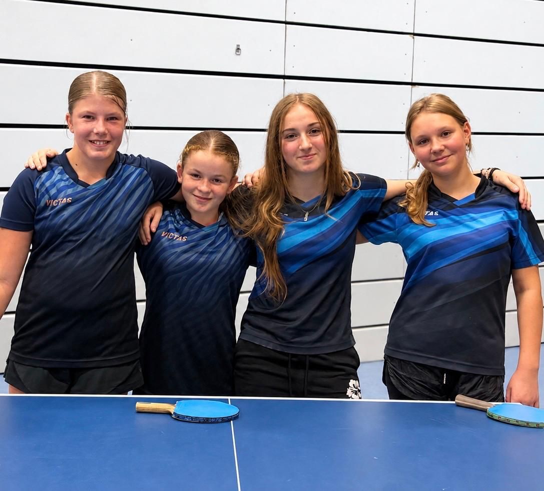 Ein rot-weißer Ping-Pong-Schläger und Ball auf einem blauen Tisch