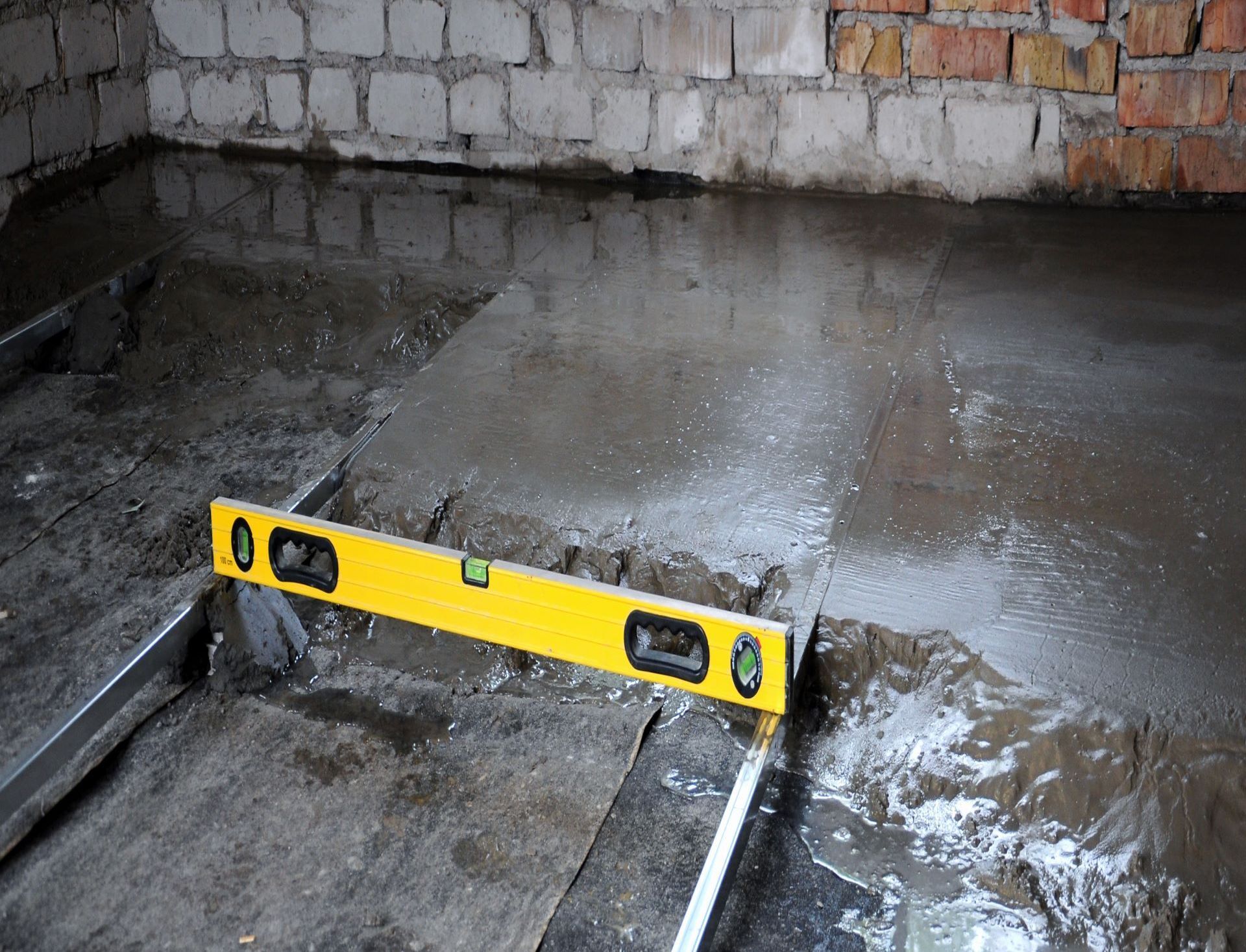 Basement signs for waterproofing
