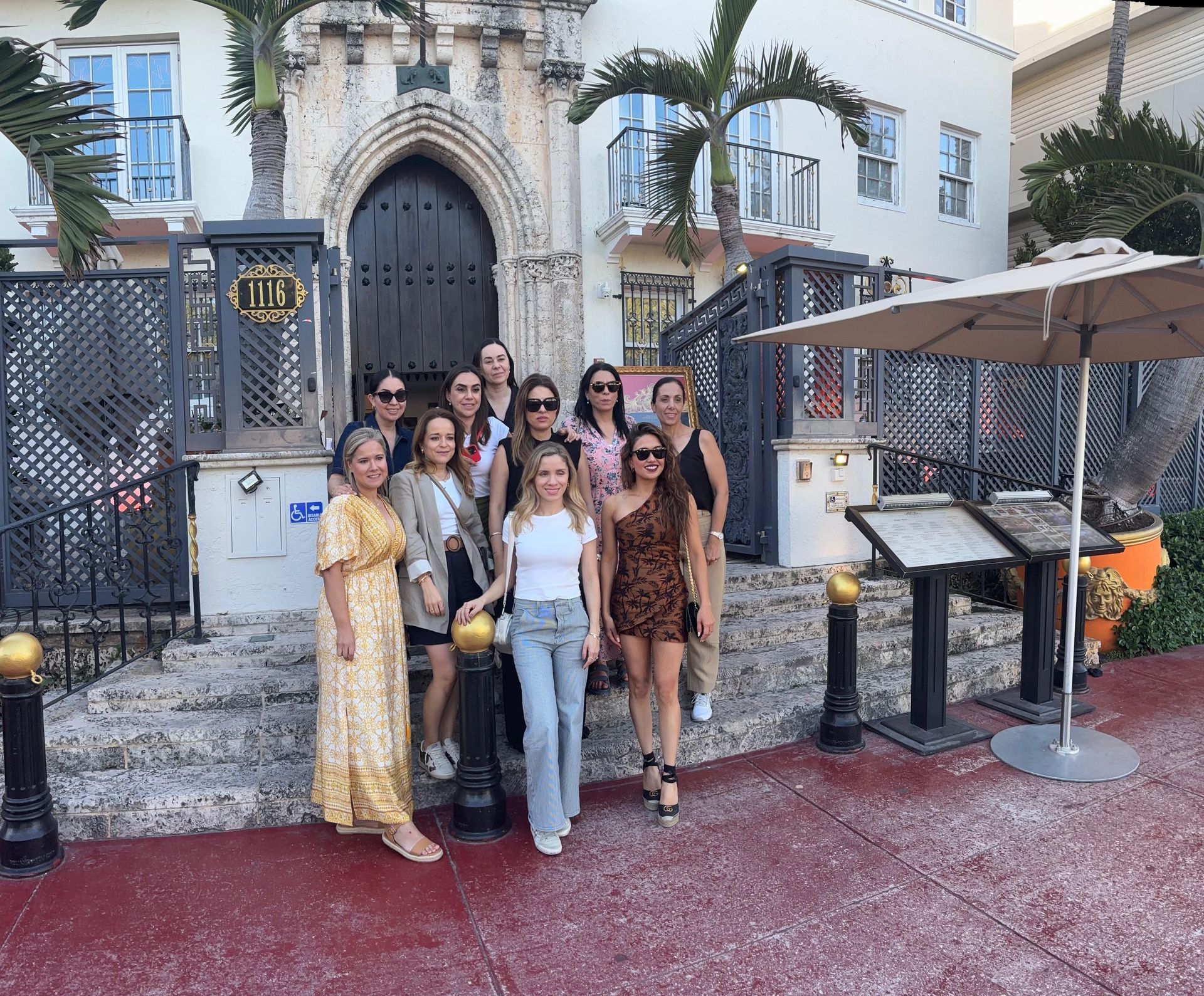 miami-tour-bus-passengers-group-selfie-in-front-of-versace-mansion.jpg
