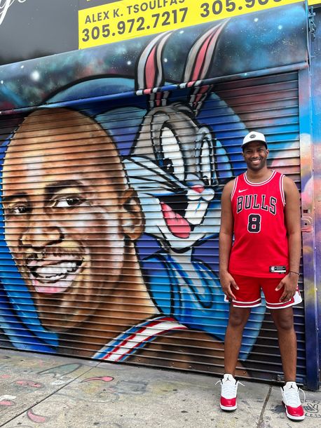 Passenger of the Miami tour buses, taking a Selfie with the Space Jam Mural behind him. 