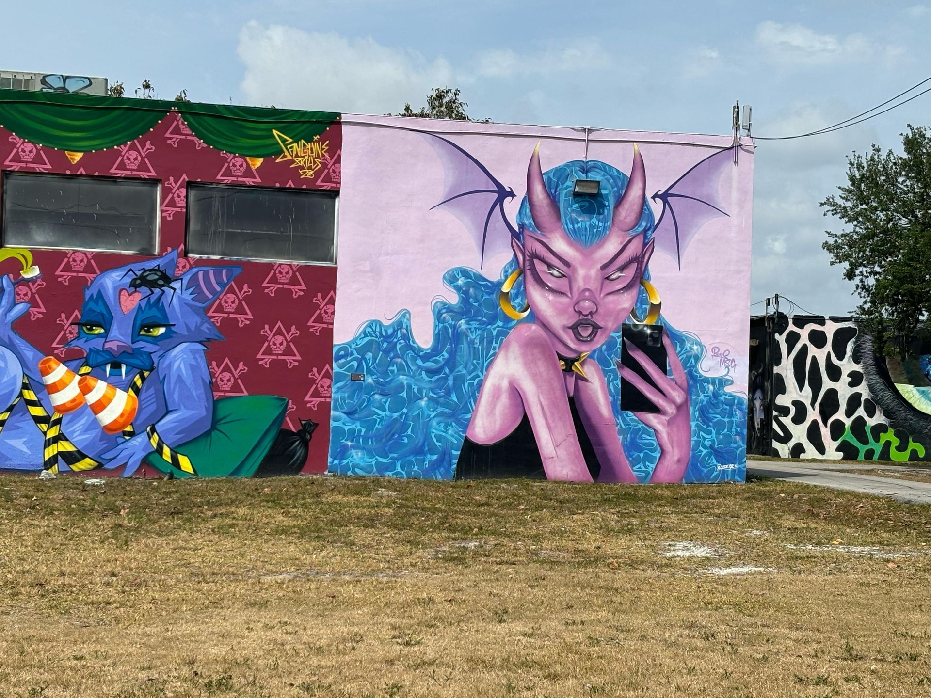 colorful-street-art-mural-on-wynwood-walls-miami.jpg
