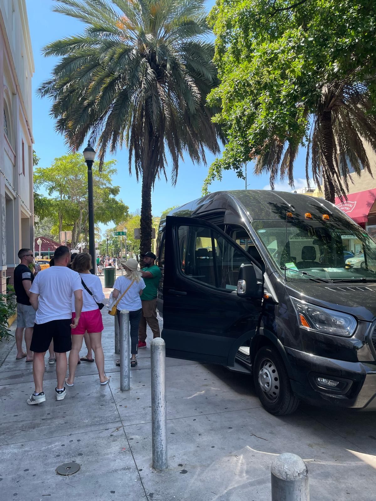 Tour guests getting ready to explore Miami by guided city bus tour
