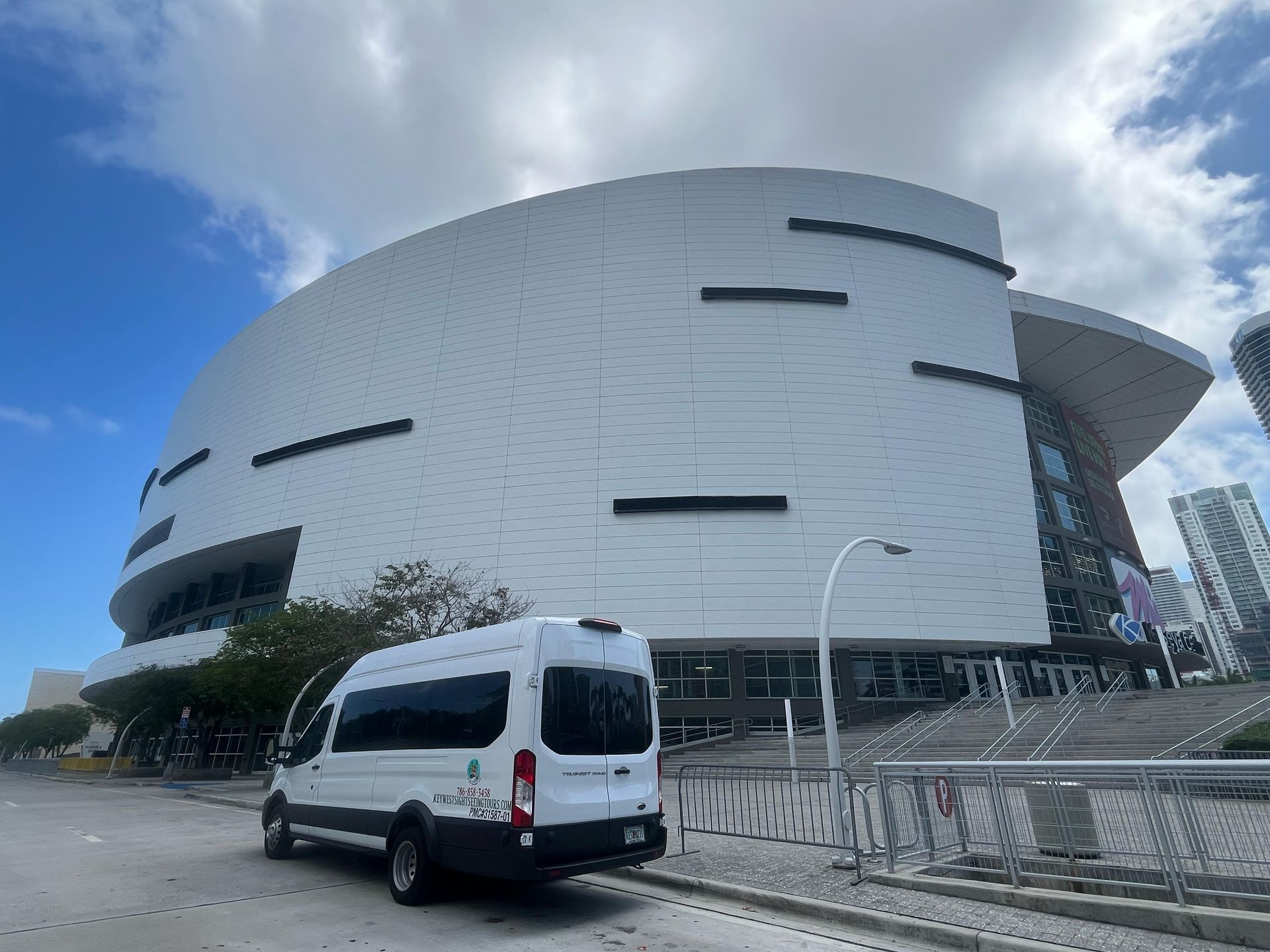 Advantages of guided bus tours for stress-free sightseeing

