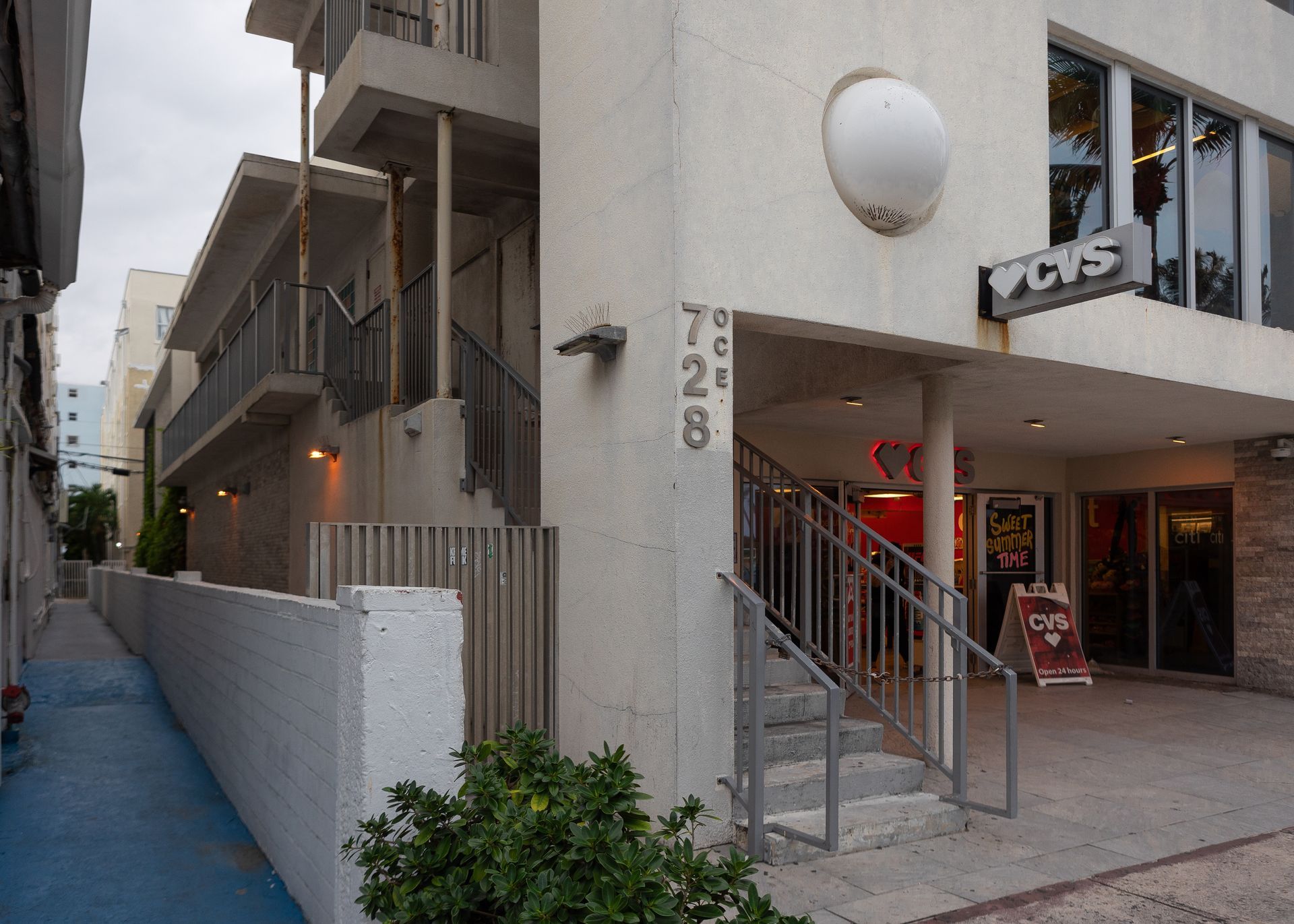 Miami VIP Bus Tours – Iconic Scarface movie scene location at CVS on Ocean Drive, part of the VIP sightseeing experience