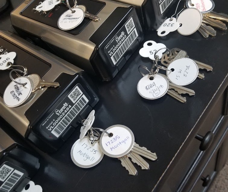 A bunch of keys sitting on top of a black table