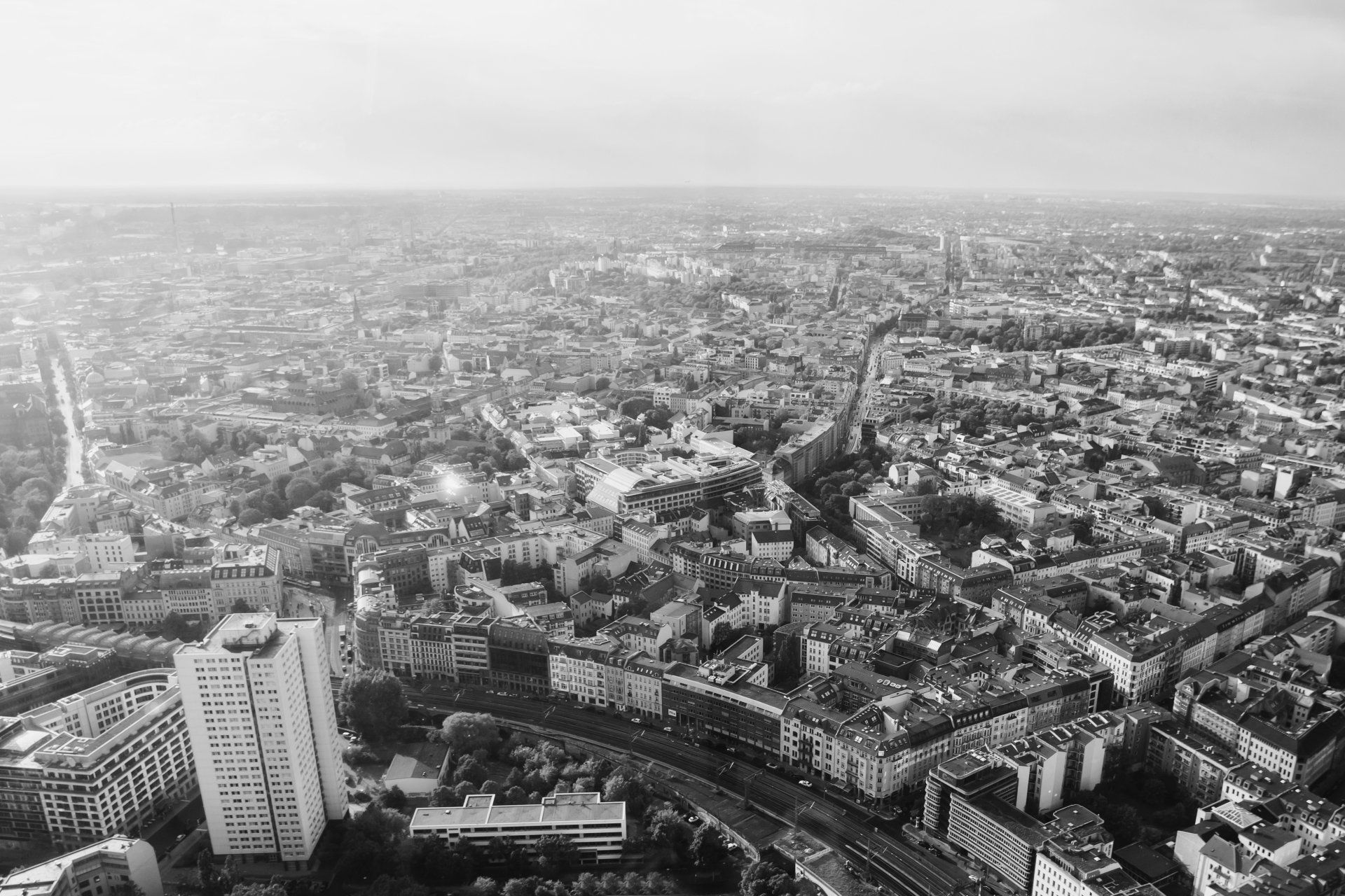 Vue aérienne d'une ville, de bâtiments et de routes en noir et blanc.