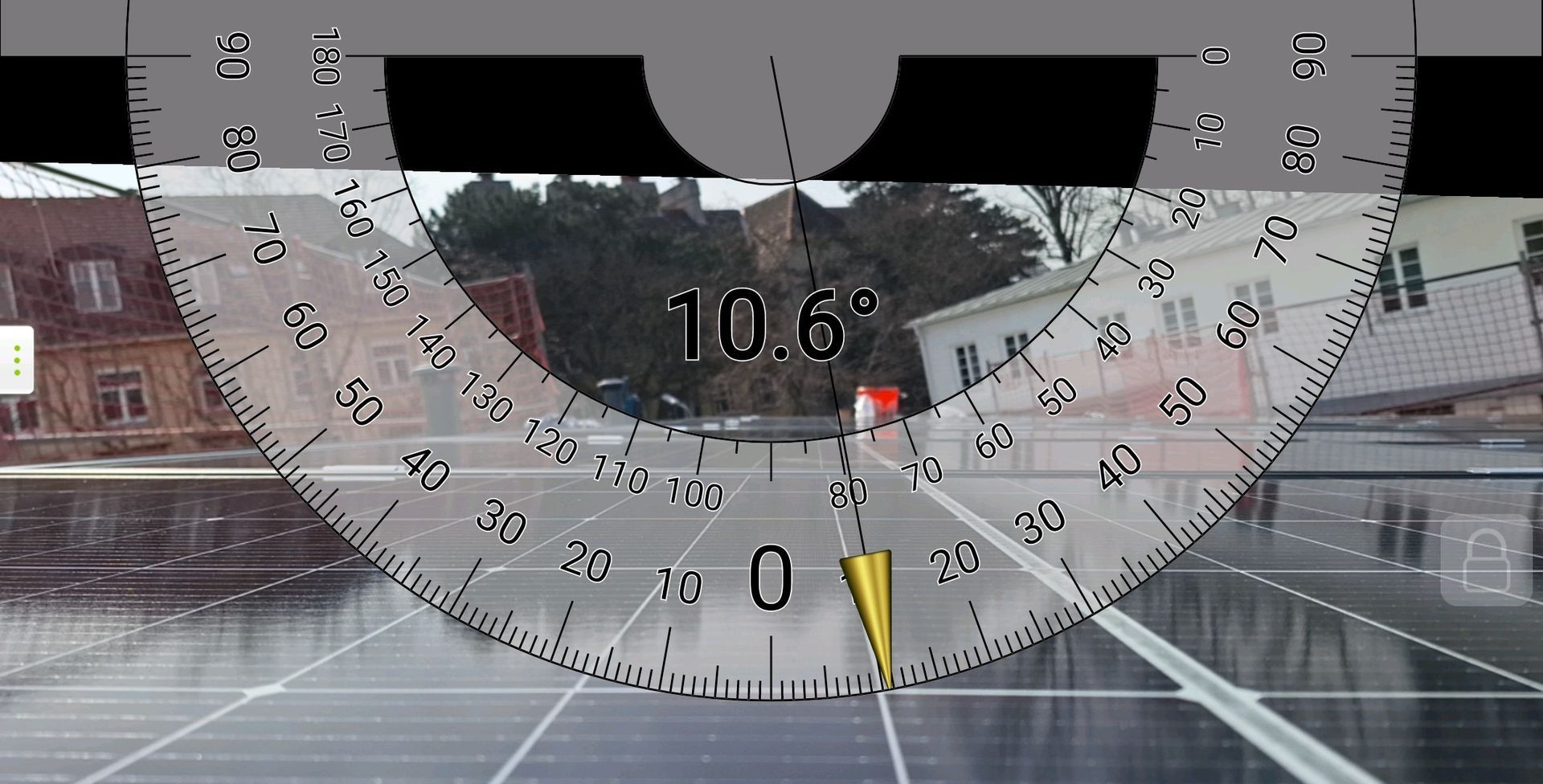 Ein Winkelmesser zeigt an einem regnerischen Tag 10,6 Grad an