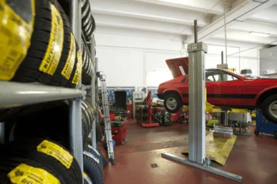 autoveicoli nell'officina a Reggio Emilia