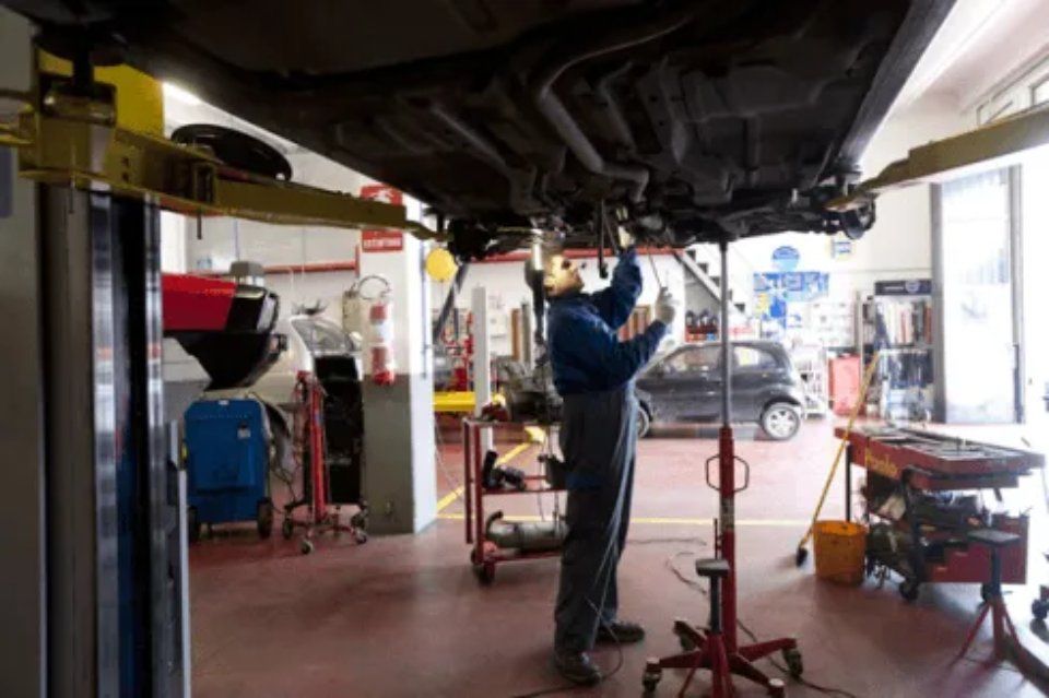 riparazione auto nell'officina a Reggio Emilia