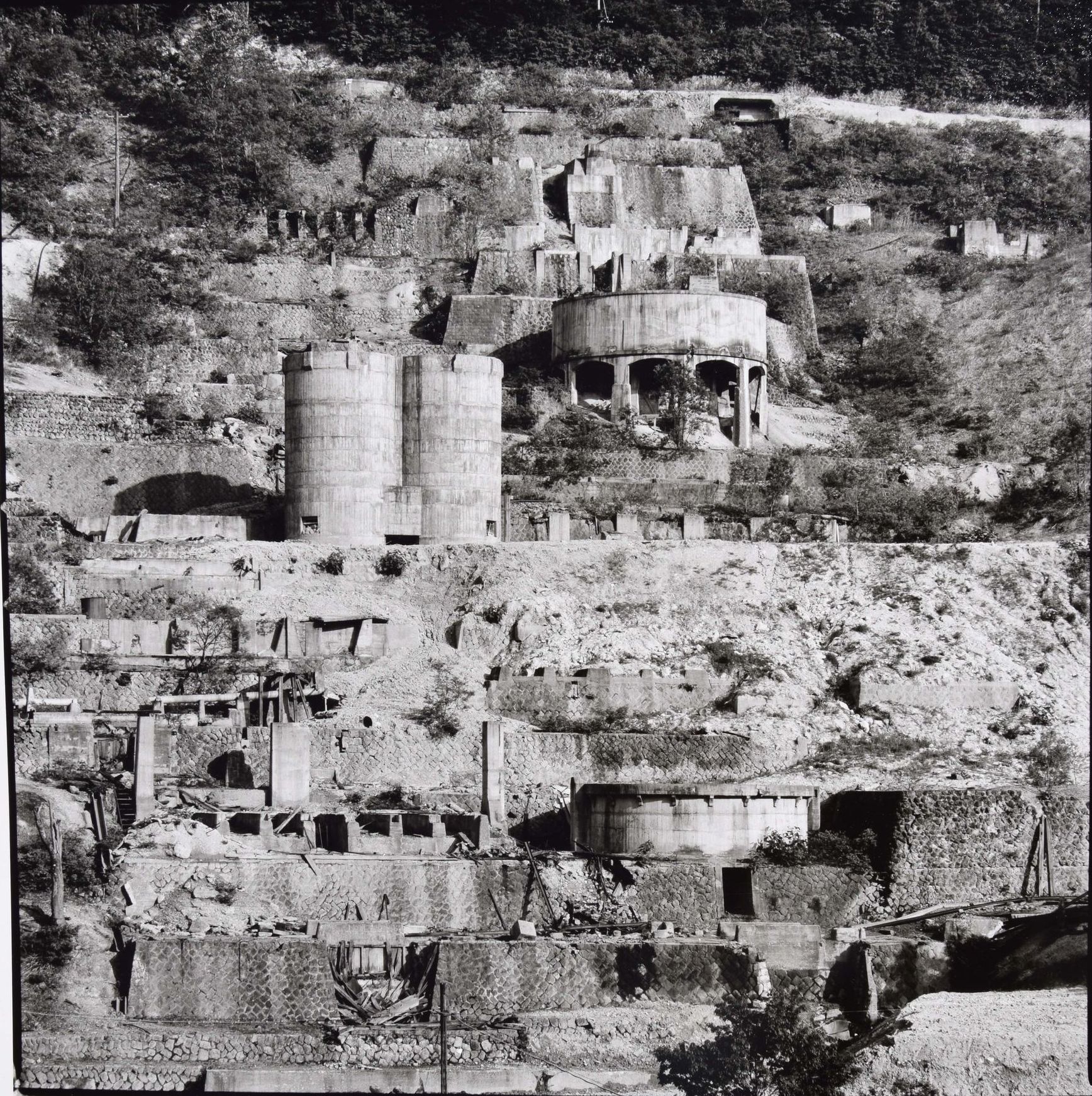 photo en noir et blanc d'exploitation minière japonaise