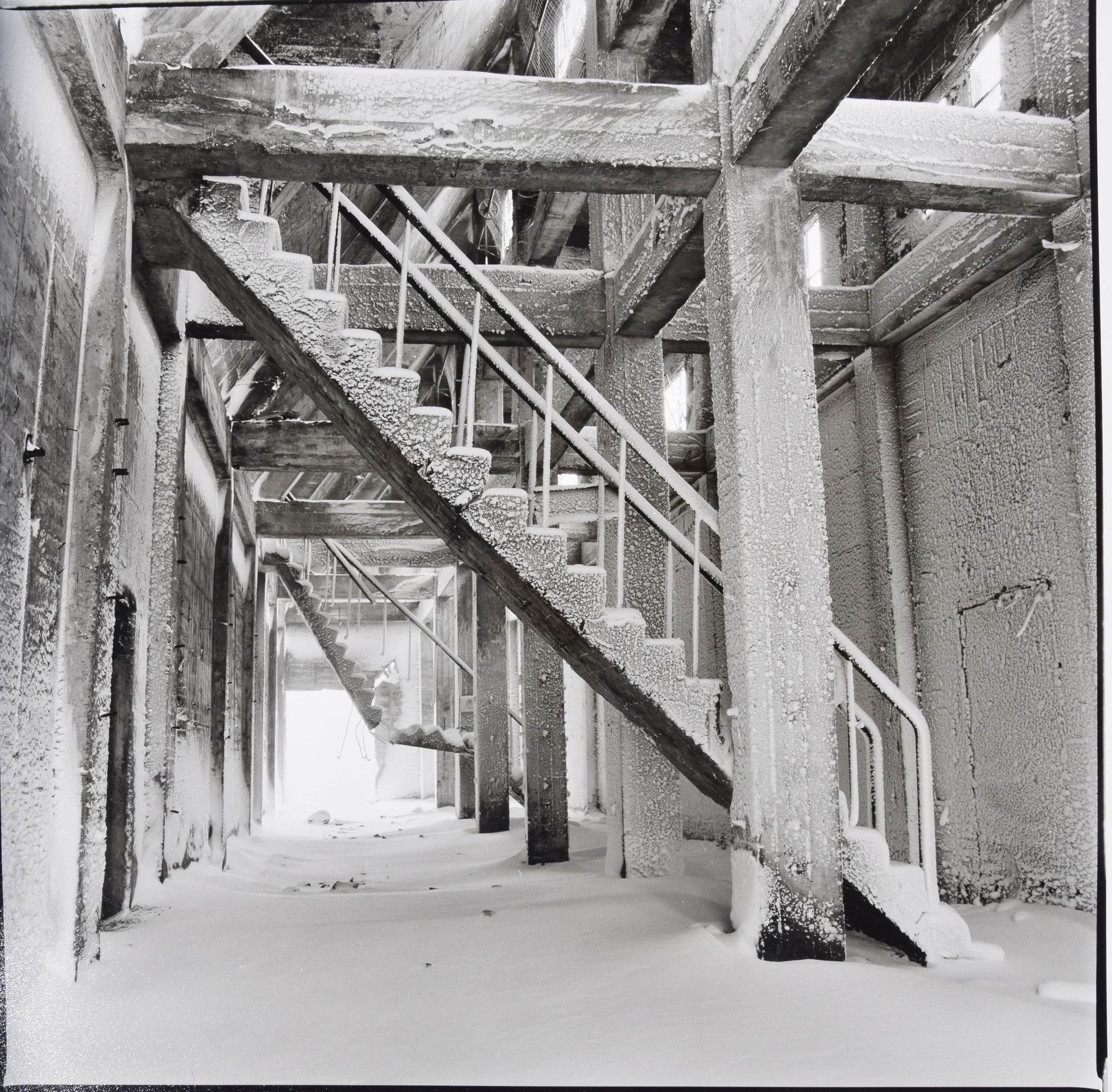 photo d’escaliers dans les locaux d'une ancienne d'exploitation minière japonaise