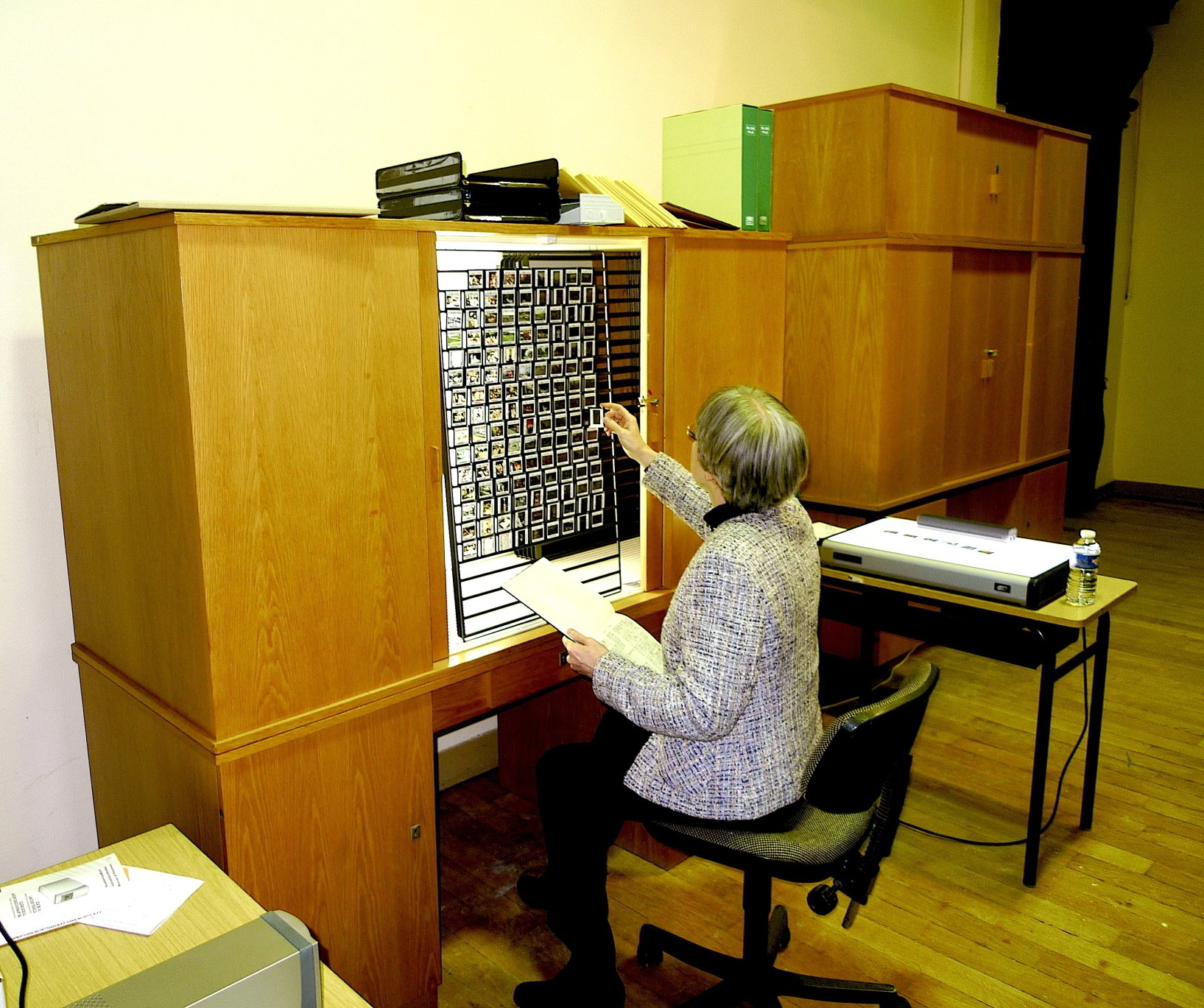 personne assise en train d'examiner des diapositives