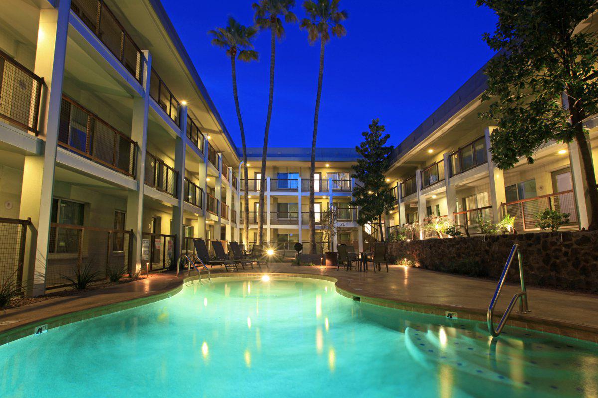 The Flats Exterior Photo of Pool at Night