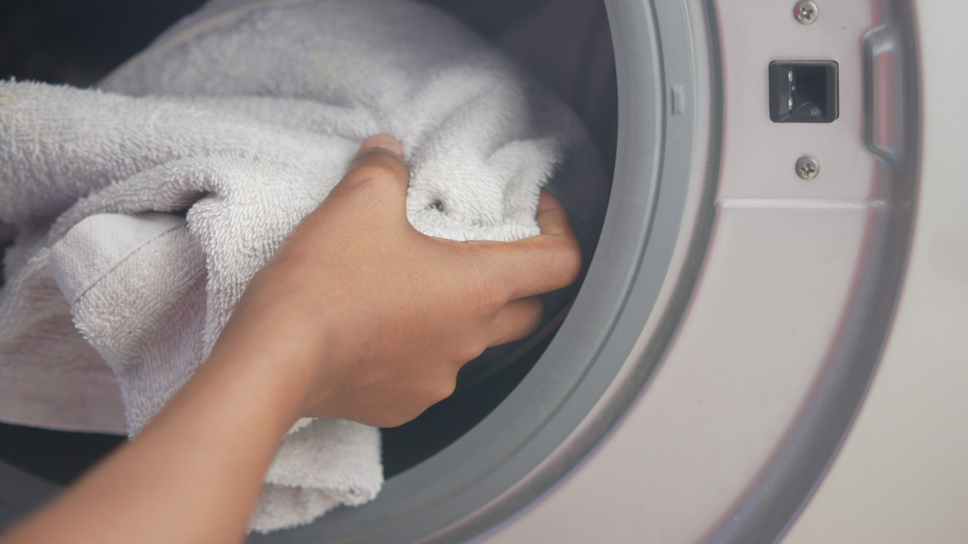 washing reusable shop towels in industrial laundry machine