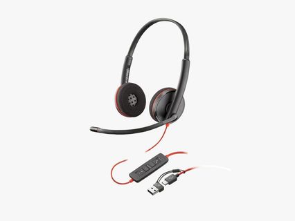 Auriculares inalámbricos con micrófono de brazo y adaptador USB en línea sobre un fondo blanco.