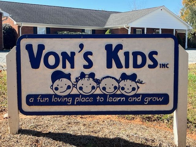 A sign for von 's kids a fun loving place to learn and grow