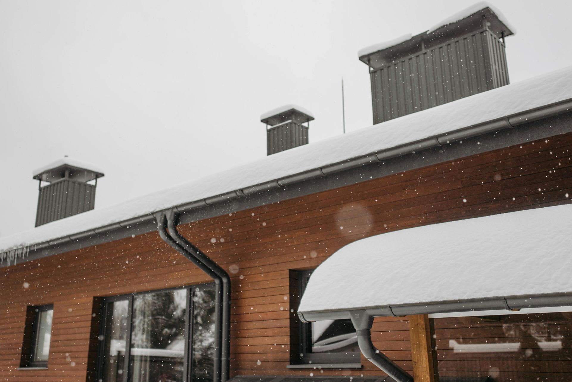 Clean roof and gutters for winter temperatures in Granville OH