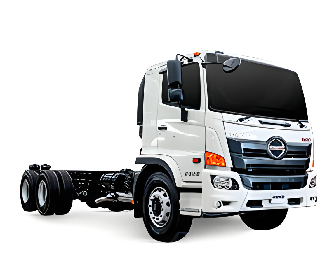 Um caminhão Hino série 700 branco, com cabine e chassi, contra um fundo liso.