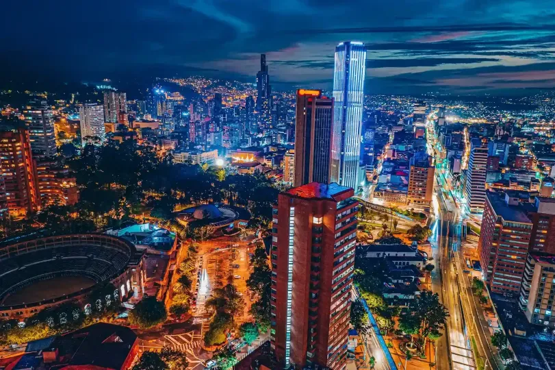 Vista panorámica nocturna de Bogotá, reflejando el ritmo vibrante de la ciudad y la comodidad de hospedarse en el corazón urbano.