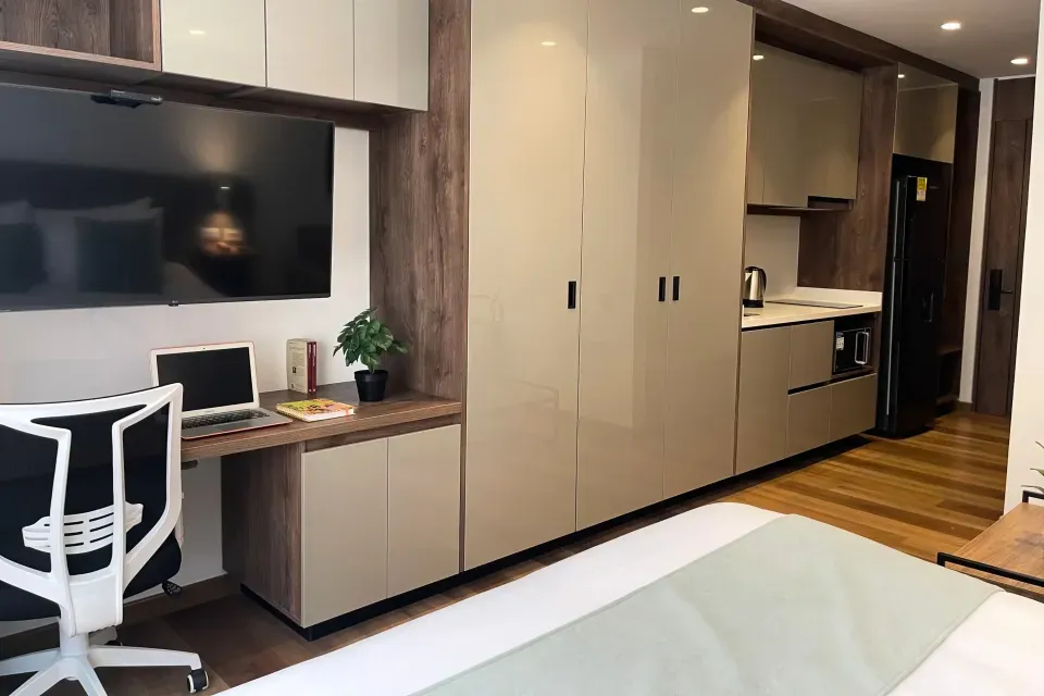 Área de trabajo compartida en hotel con coworking, con mesas amplias, sillas ergonómicas y lounge para reuniones y trabajo remoto.