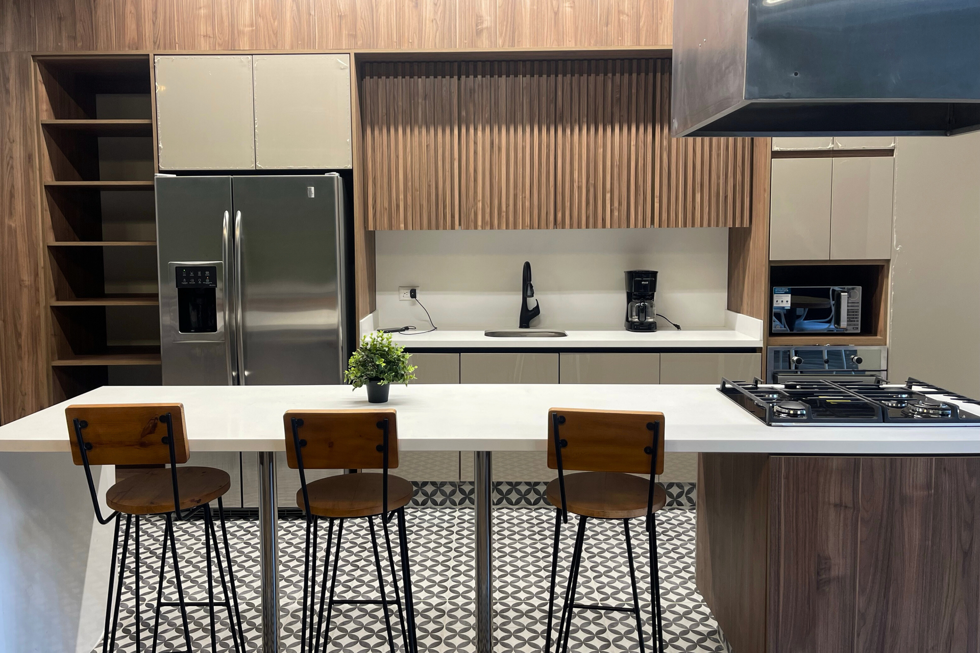 Barra de comedor y cocina en apartasuites en Bogotá para viajeros internacionales en el norte, ideal para hotel en Bogotá para viajeros de negocios.