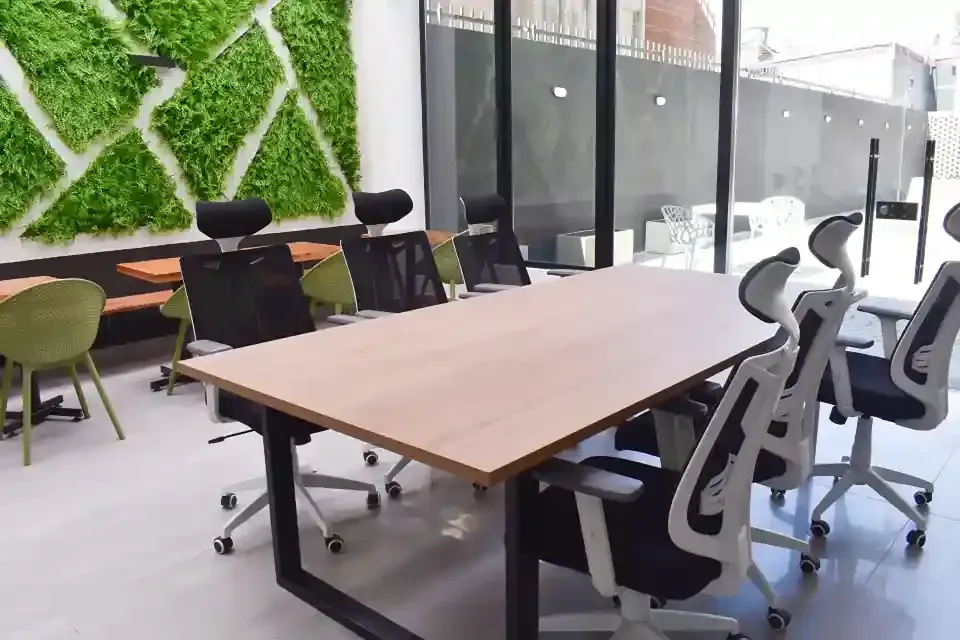 Espacio de coworking en VOU Apartasuites Bogotá, perfecto para viajeros y profesionales que combinan productividad, arte y bienestar.