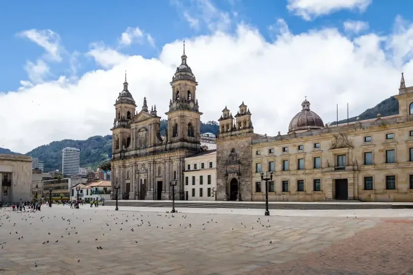 Plaza de Bolívar en Bogotá, punto cultural clave para recorrer la ciudad y entender su ritmo urbano.