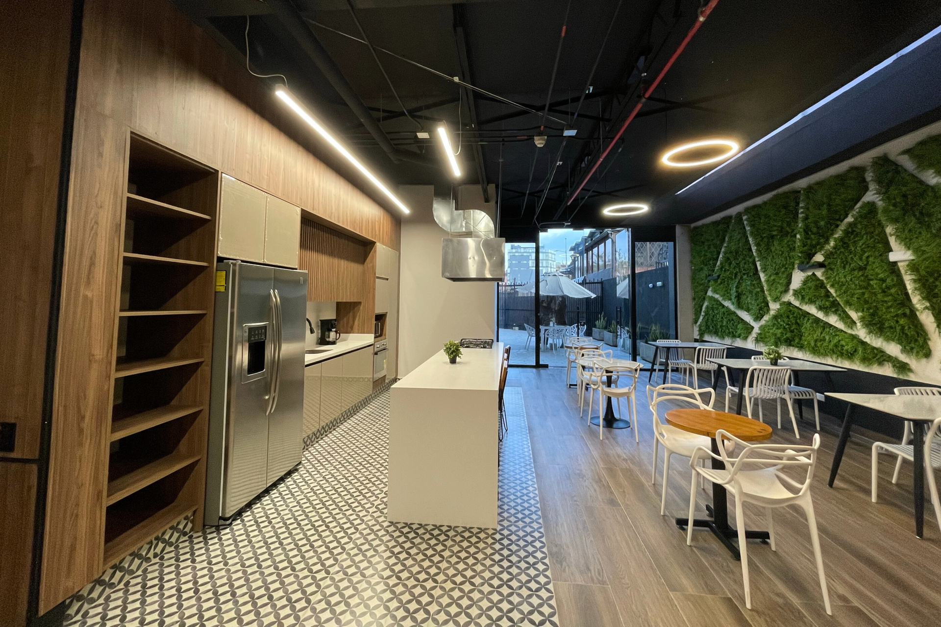 Cocina moderna con estufa y barra alta en apartasuites en Bogotá.