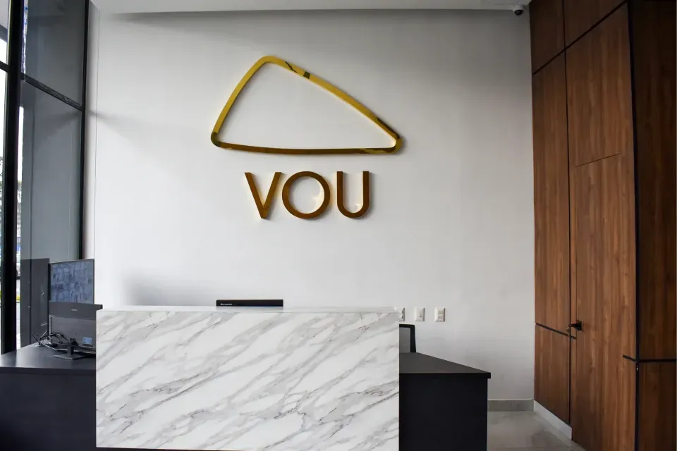 Recepción de VOU Suites Bogotá, apartasuites diseñadas para una vida urbana flexible y estadías prolongadas.