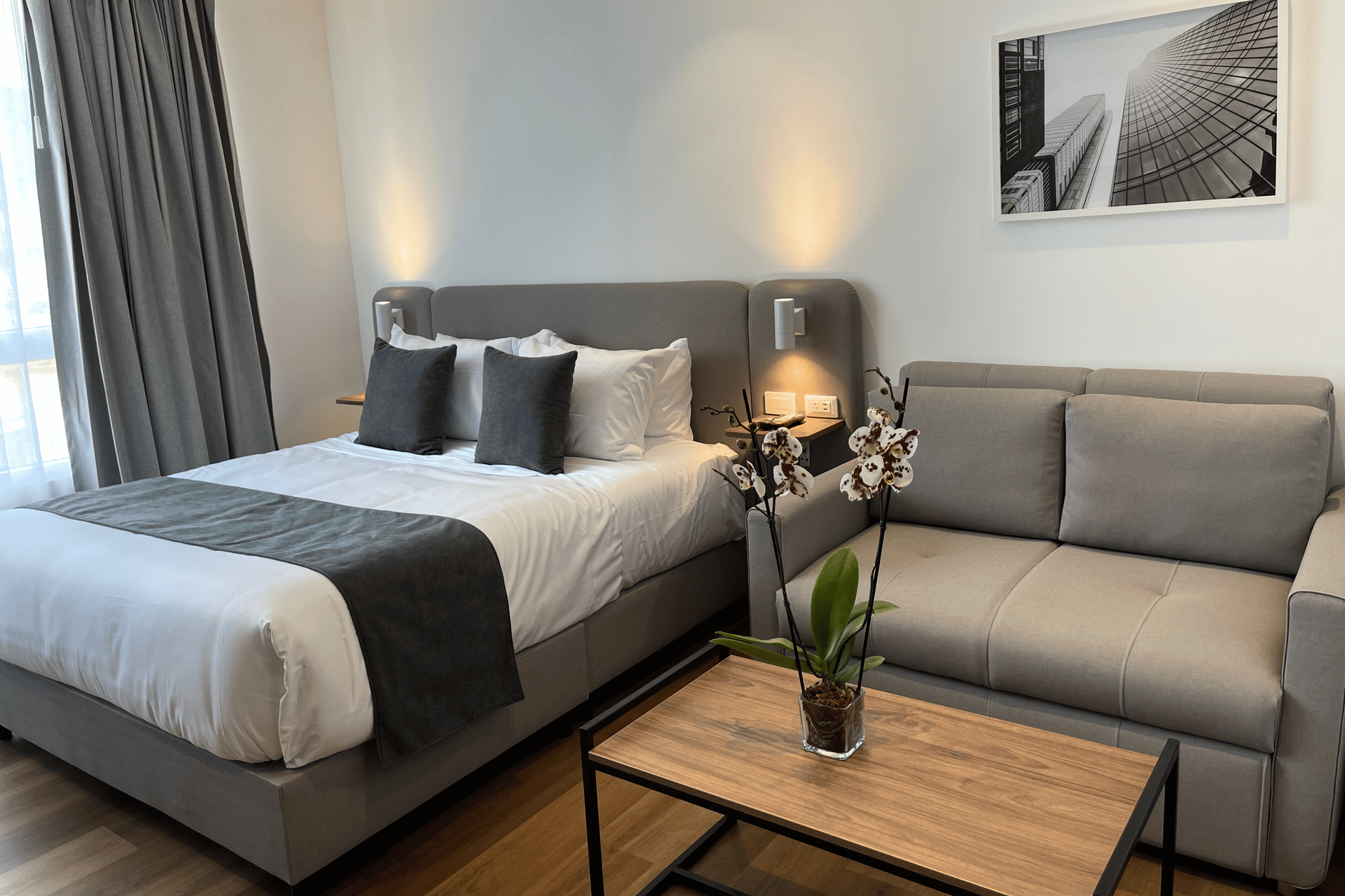 Habitación moderna con cama doble, opción de apartasuites Bogotá para descansar.