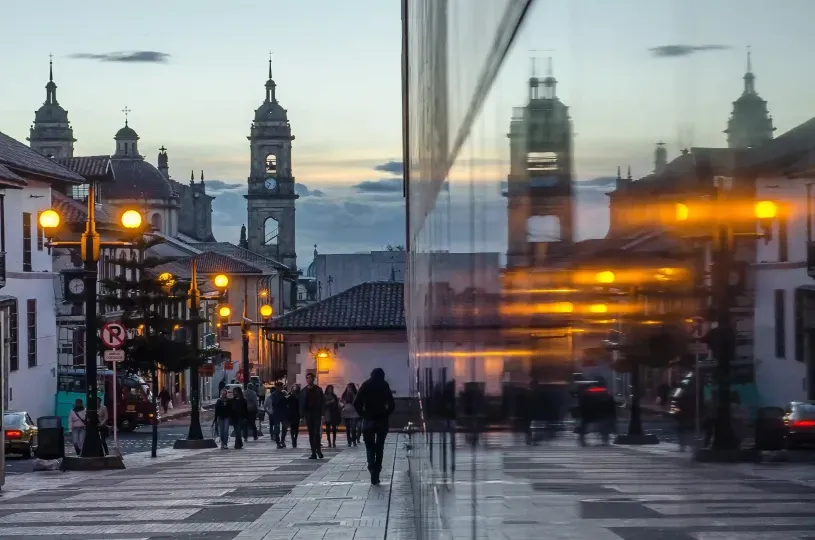 Vista urbana al atardecer en Bogotá, referencia para dónde hospedarse en Bogotá en zona norte cerca de planes y movilidad.