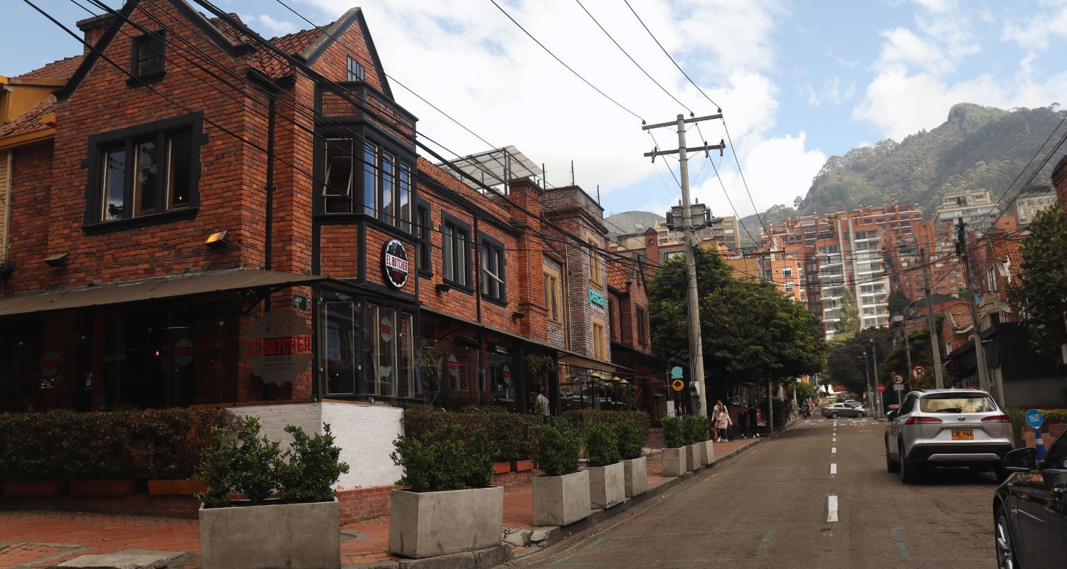 Calle y zona residencial del norte, ubicación recomendada para hotel en Bogotá cerca parque de la 93 y recorridos a pie.