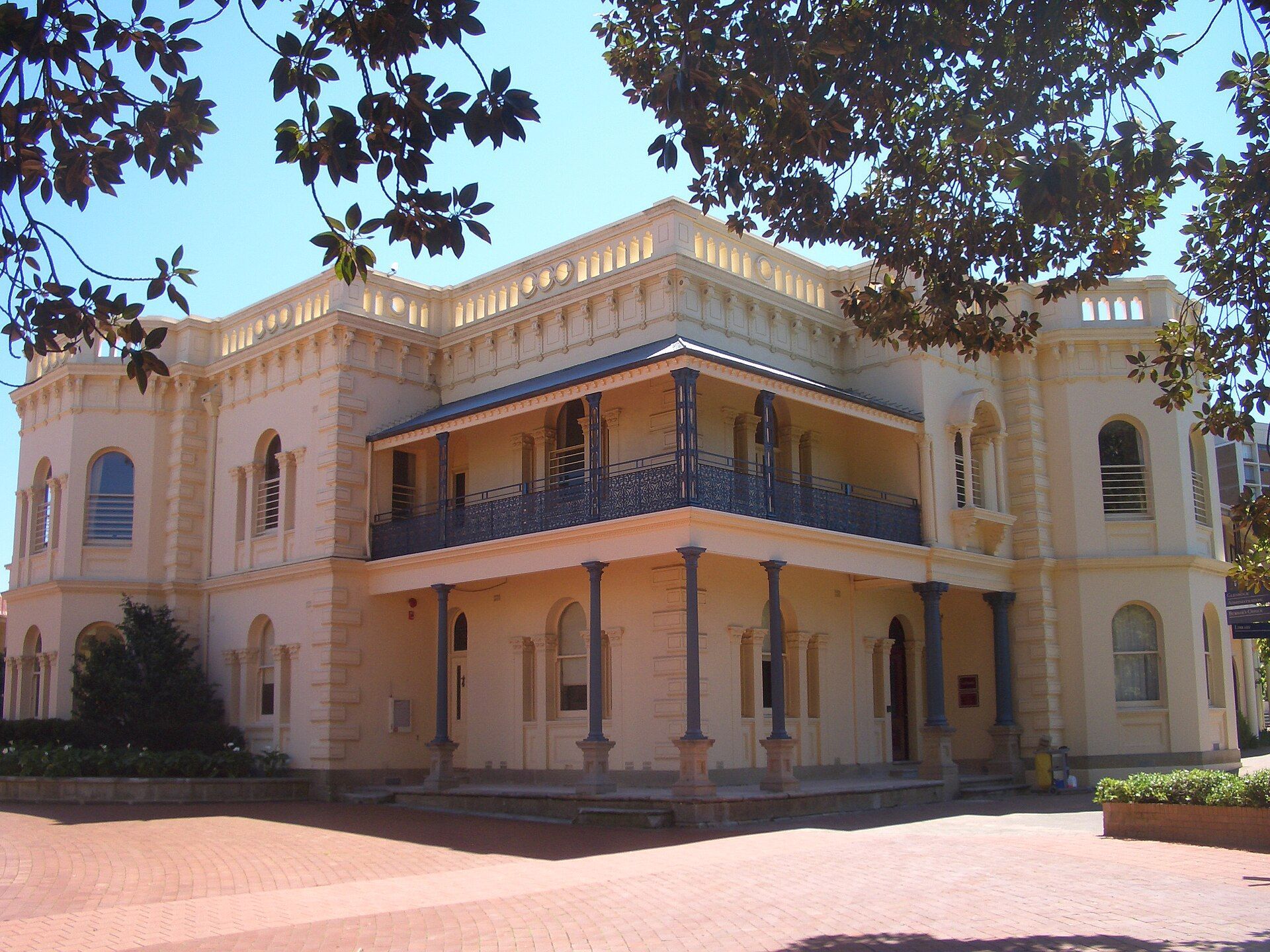 Intersection of King Street and Enmore Road in Newtown, highlighting the Inner West community served by Tutorio Tutoring senior Biology and Chemistry HSC tutoring.