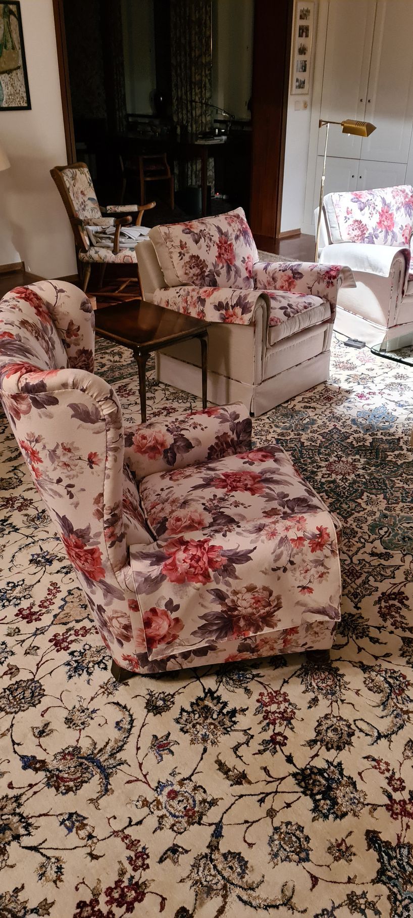 Ein Wohnzimmer voller Möbel und einem Teppich.