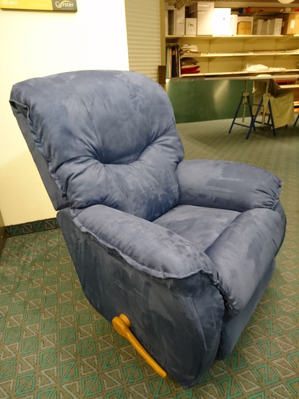 Ein blauer Liegesessel steht auf dem Boden in einem Zimmer