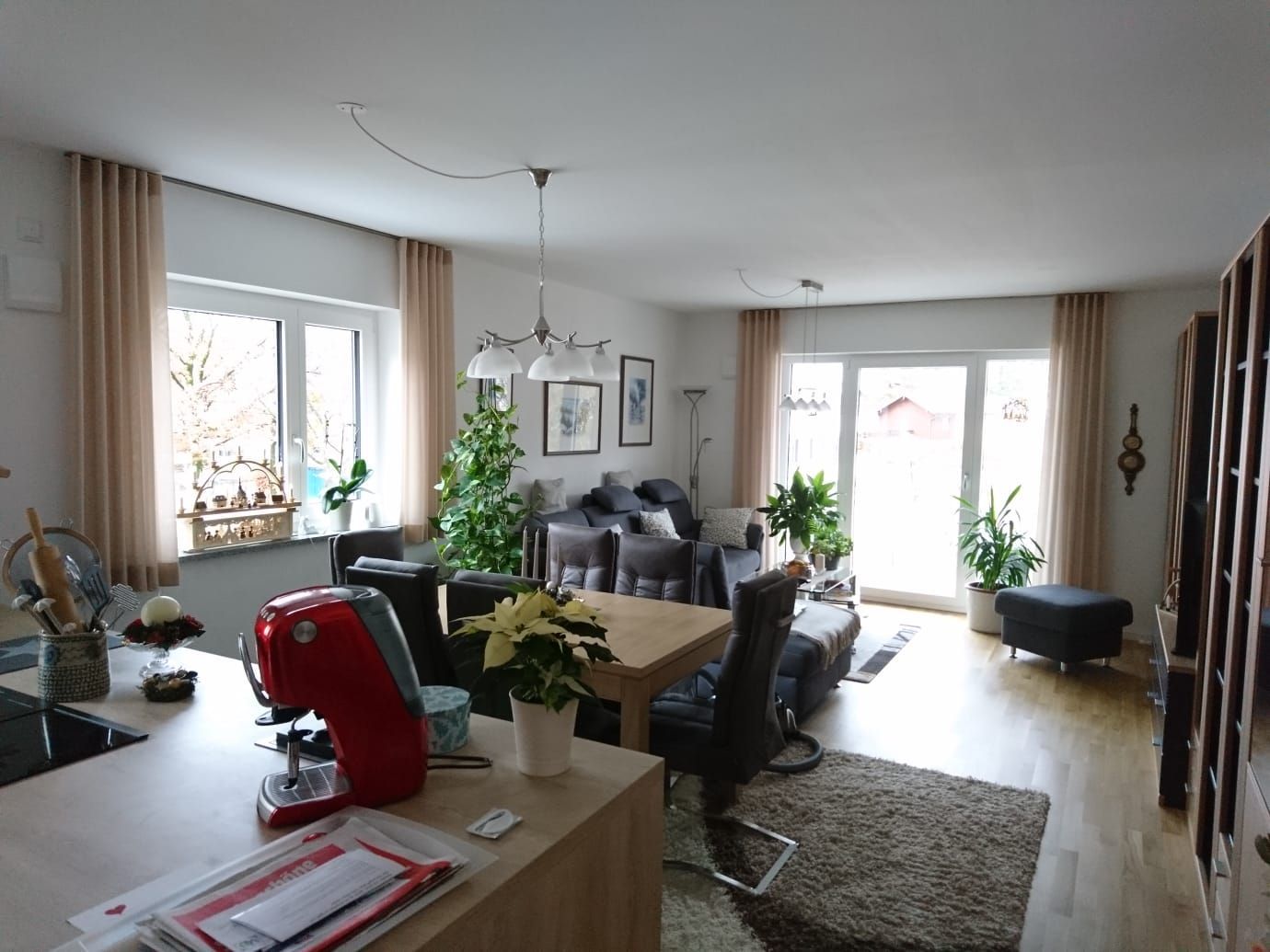 Ein Wohnzimmer mit einer roten Kaffeemaschine auf der Theke