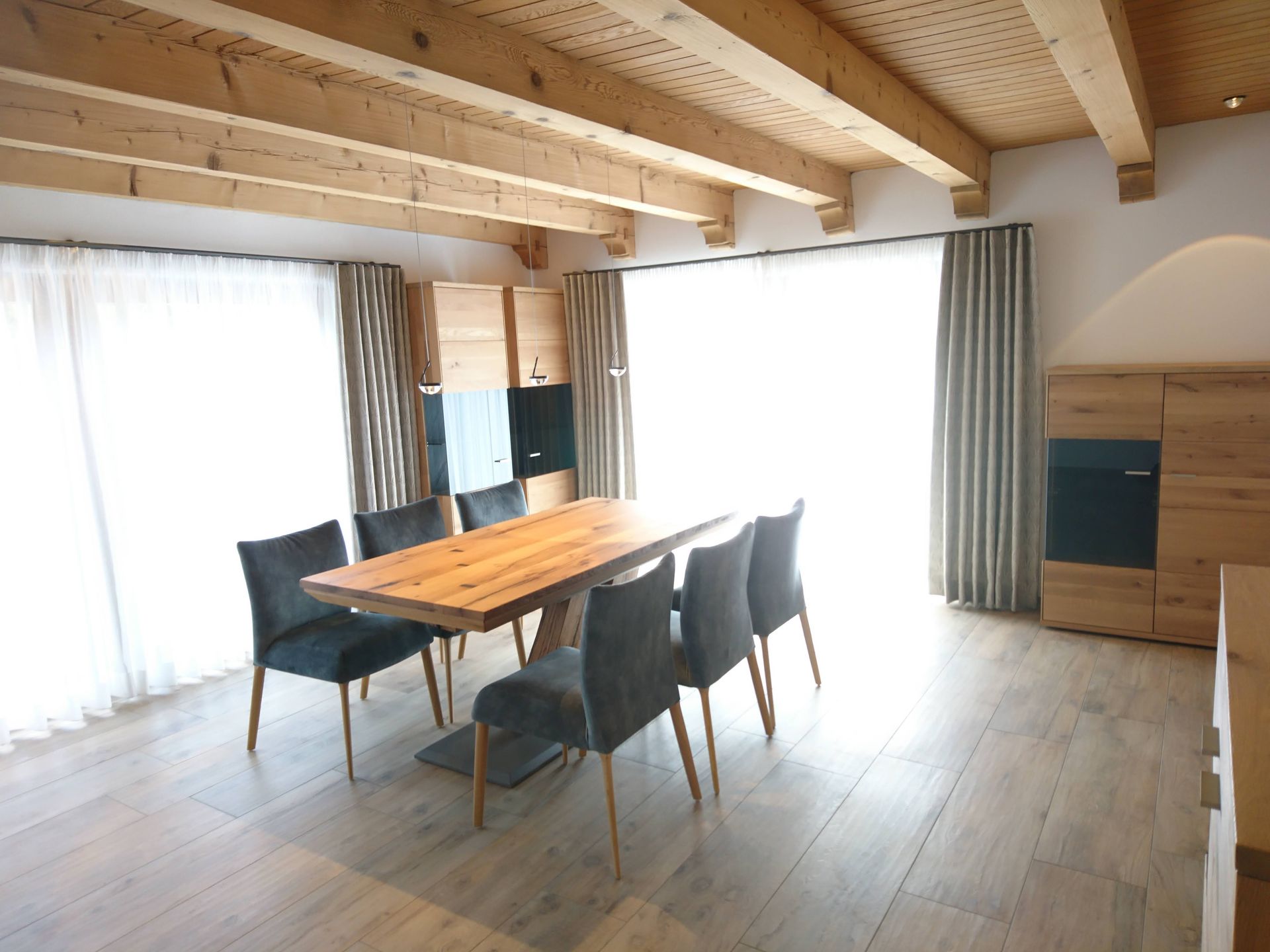 Ein Esszimmer mit einem Holztisch und Stühlen