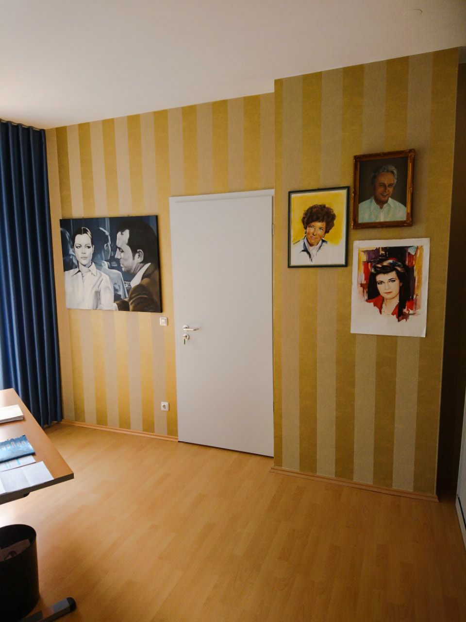 Ein Zimmer mit Bildern an der Wand und einer Tür