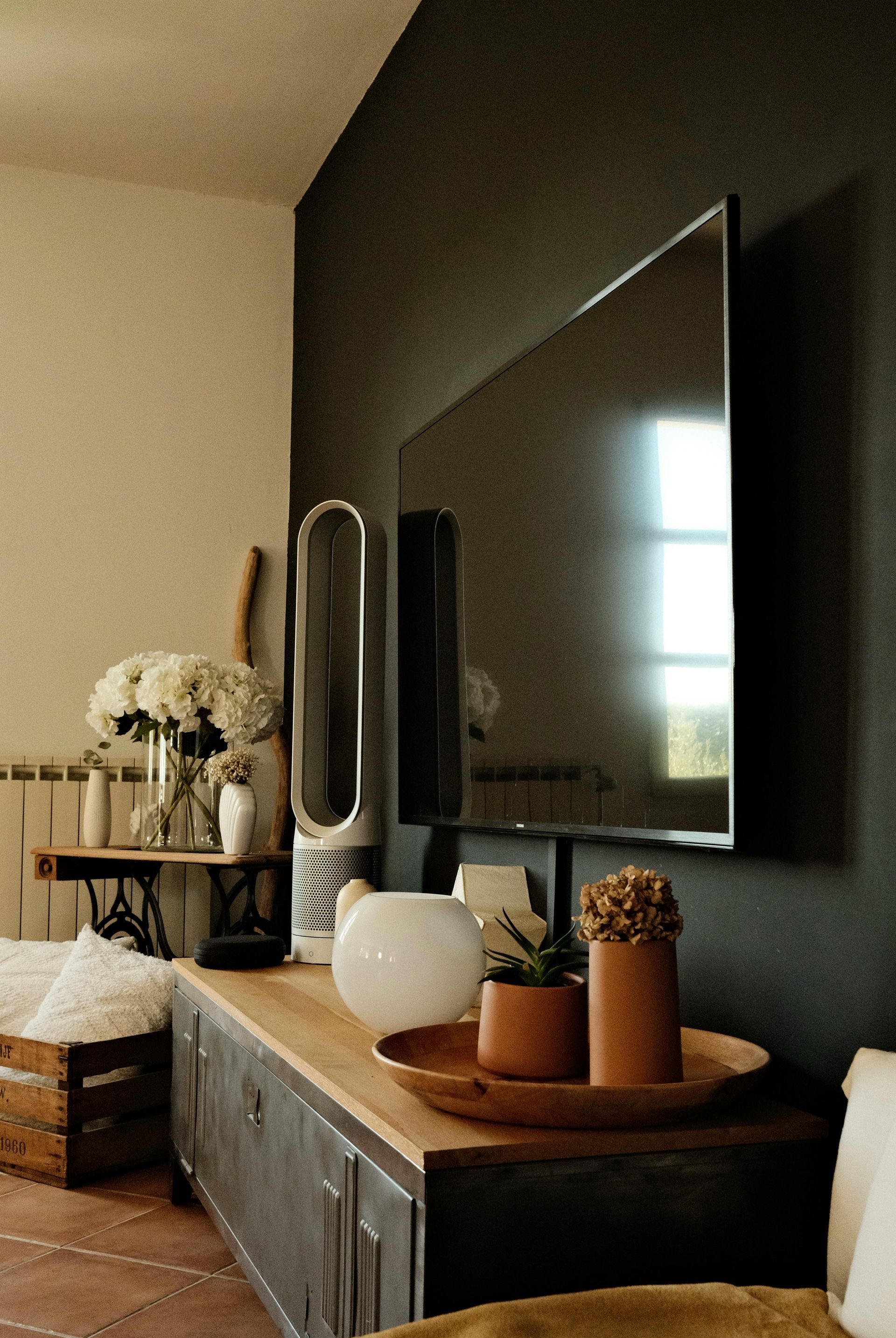 A piece of wood is sitting on top of a piece of plywood on the ground.