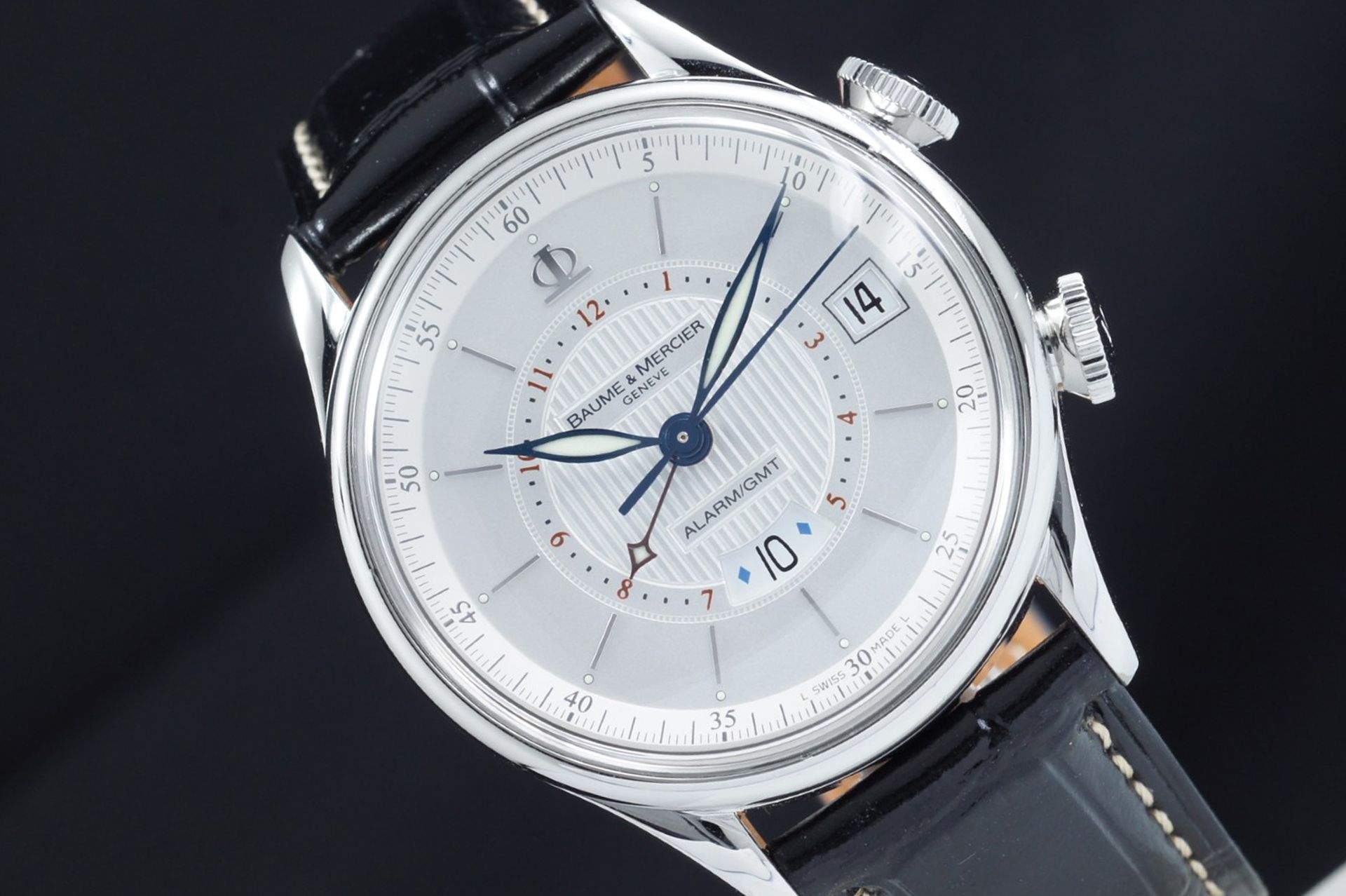 Foto horloge vooraanzicht op RobsWatchPlaza van een: Baume & Mercier Classima Retro GMT Alarm Watch MOA08700 / 65578