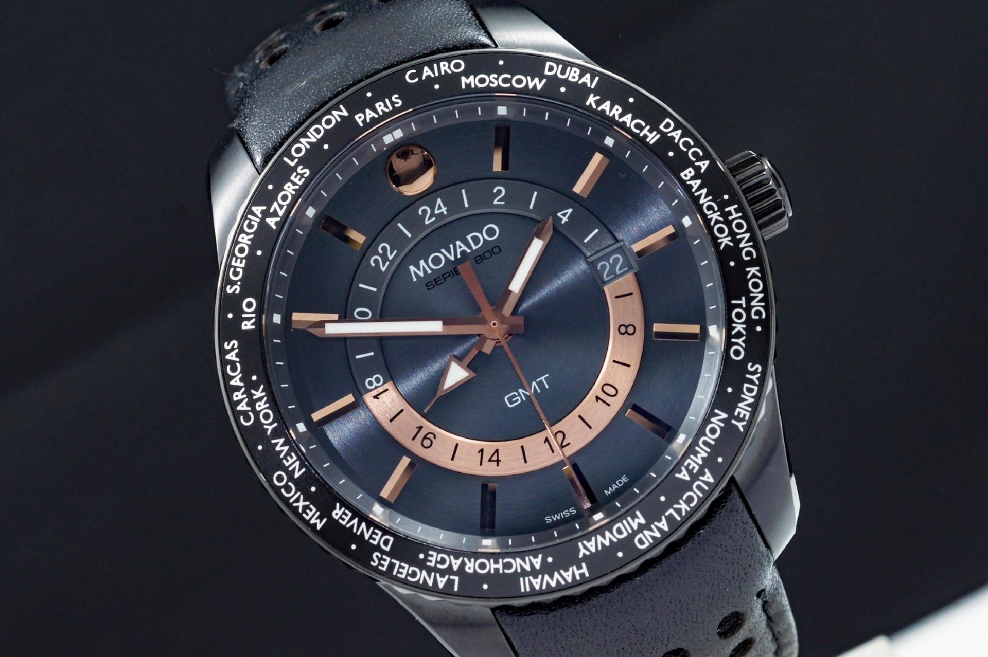 Foto horloge vooraanzicht van een Movado Series 800 GMT World Time PVD 14-1-36-1207