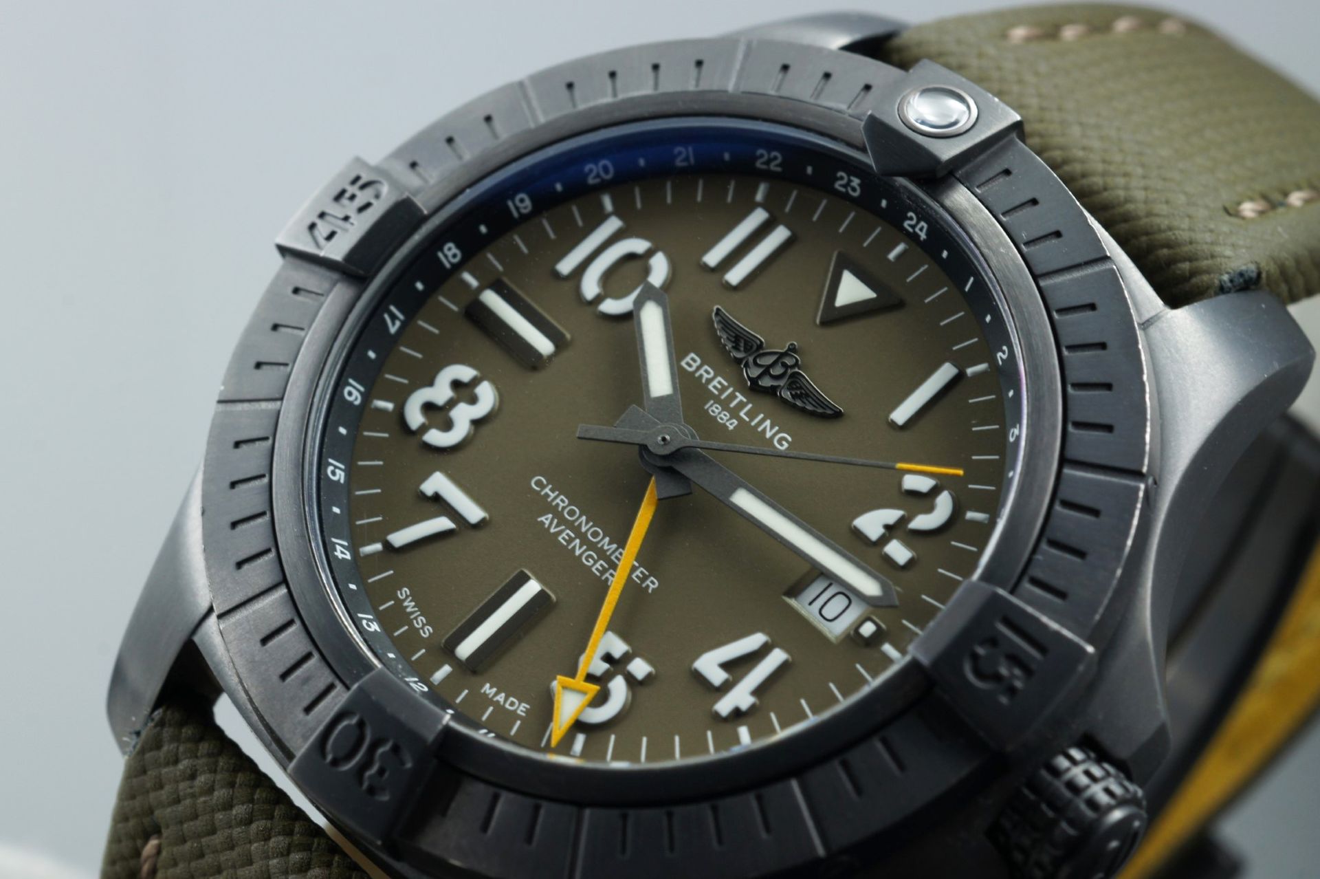 Foto horloge vooraanzicht op RobsWatchPlaza van een: Breitling Avenger Night Mission GMT 45  L.E. V32395