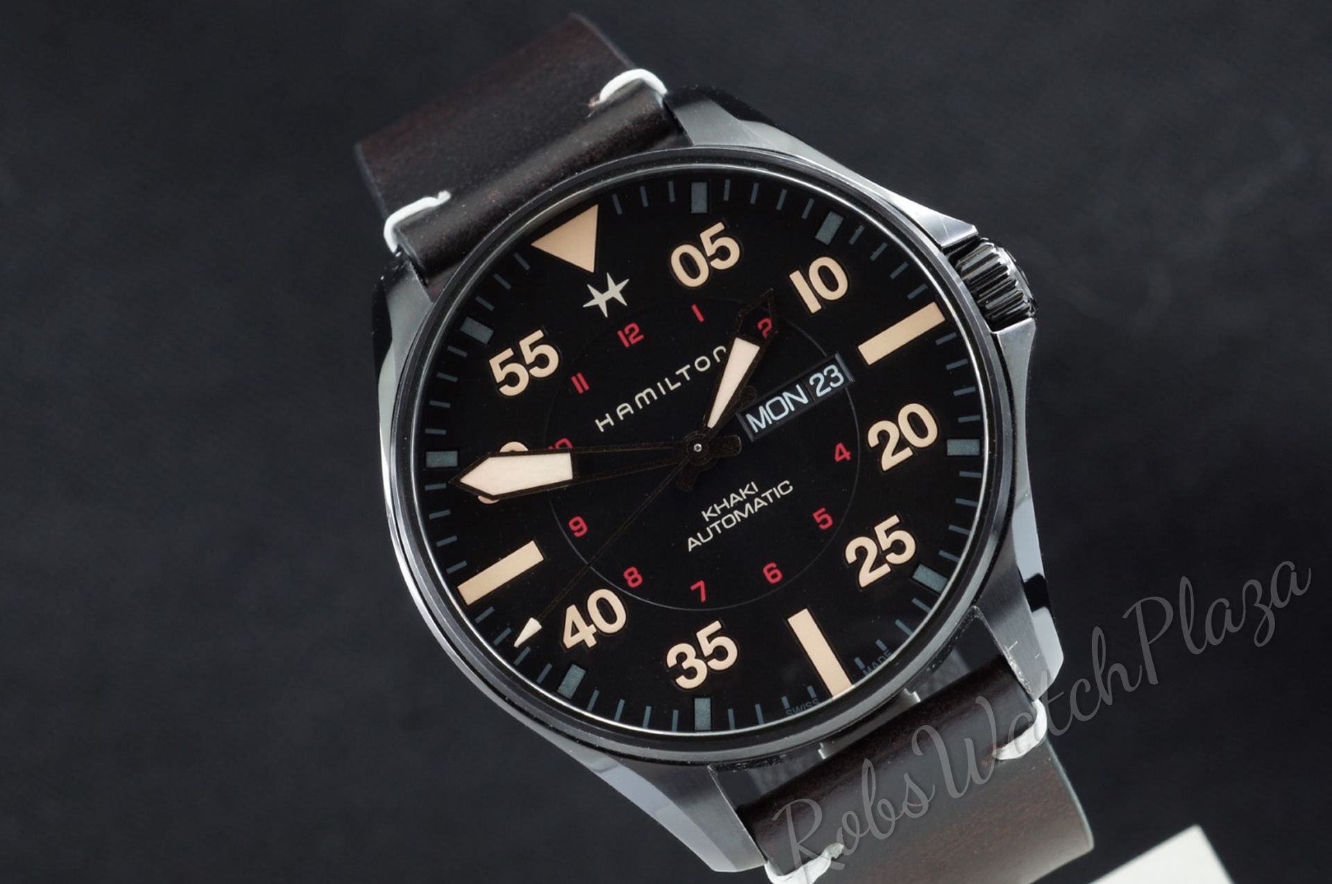 Foto horloge vooraanzicht van een Hamilton Khaki Pilot Day Date H64705531